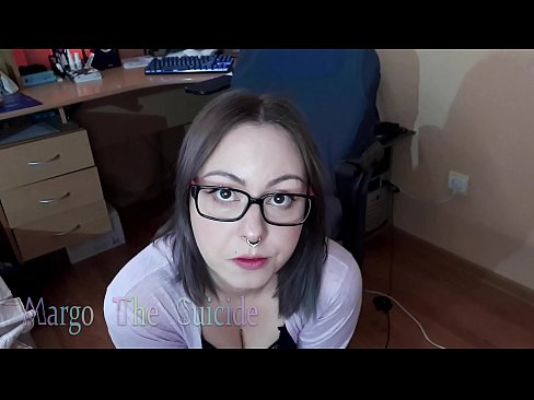 ❤️ Σέξι κορίτσι με γυαλιά πιπιλίζει Dildo βαθιά στην κάμερα Πόρνο vk ❤
